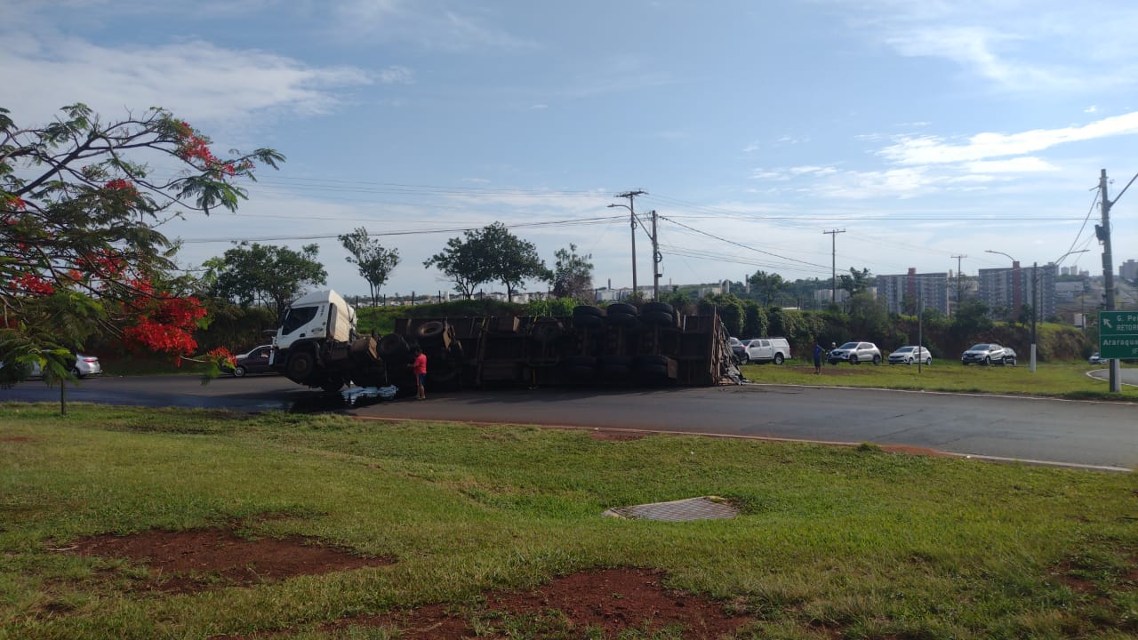 Foto 4 de 5 — Caminhão tomba e carga despenca na pista em Araraquara